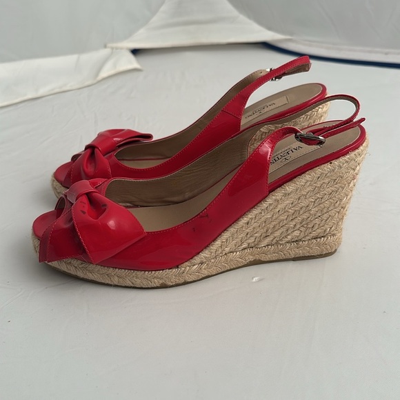 Valentino Garavani red patent leather bow wedge open toe espadrille sandals - Picture 4 of 11